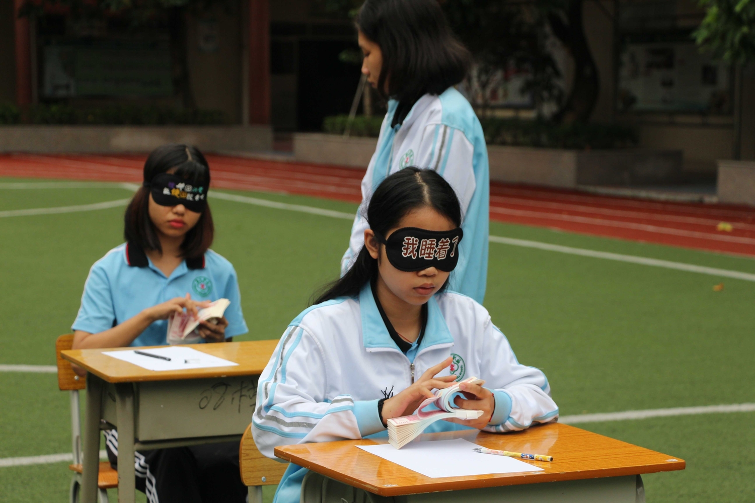 会计数钱.jpg